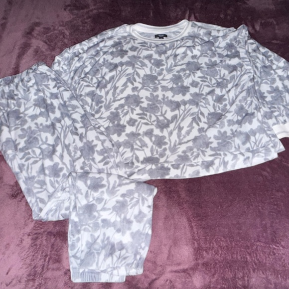 Vera Wang 3 Piece Velour Pajama Set - Picture 2 of 5